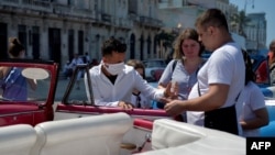 Turistas abordan un taxi en La Habana a inicios de la pandemia. El régimen de la isla cerró sus fronteras a mediados de abril y aún no informa cuándo las reabrirá.