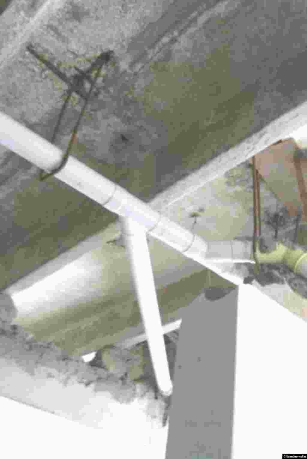 Cables eléctricos 'pelados' y fuera de su lugar que pueden provocar accidentes en el Hospital Celia Sánchez de Campechuela según muestra el ciudadano Rudi Batista.