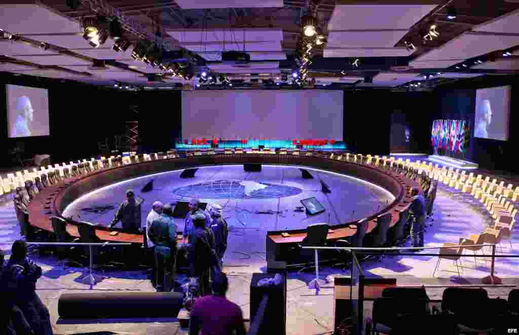 Trabajos en el salón principal de Pabexpo, sede de la II Cumbre de la CELAC.