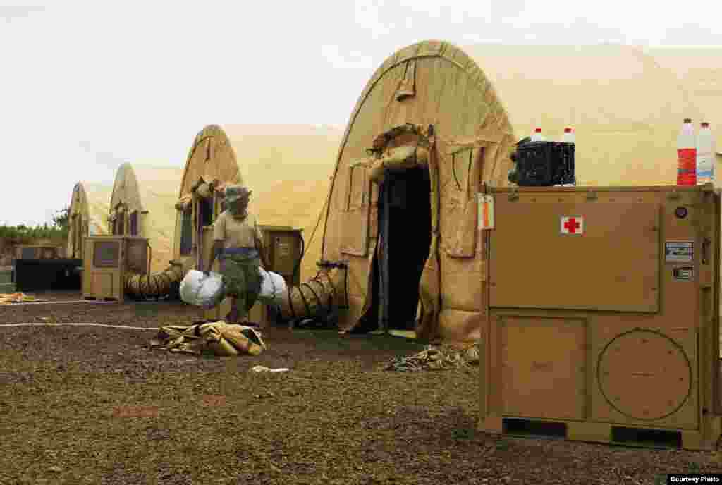 Soldado estadounidense laborando en campamento de campaña en Liberia.