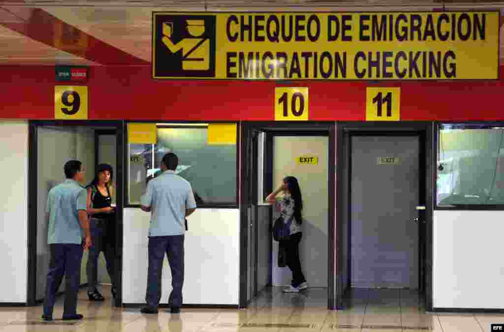 Chequeo de inmigración en aeropuerto cubano. En total han viajado 184.787 personas, algunas en más de una ocasión.