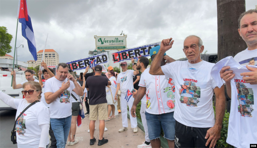 Exiliados se manifiestan el 3 de mayo de 2025, en Miami, en apoyo a presos políticos cubanos.