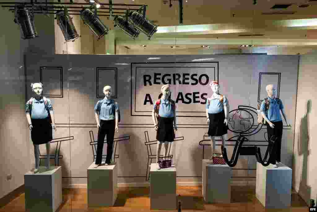 Un escaparate llama la atención en estos días en uno de los tantos centros comerciales de la capital venezolana, donde los maniquíes, lejos de mostrar nuevas prendas, destacan por las barrigas de las niñas de plástico, una iniciativa de la ONG "Contruyen