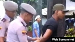 Momento en que el rapero Maikel El Osorbo es arrestado. (Captura de un video colgado en su página de Facebook)