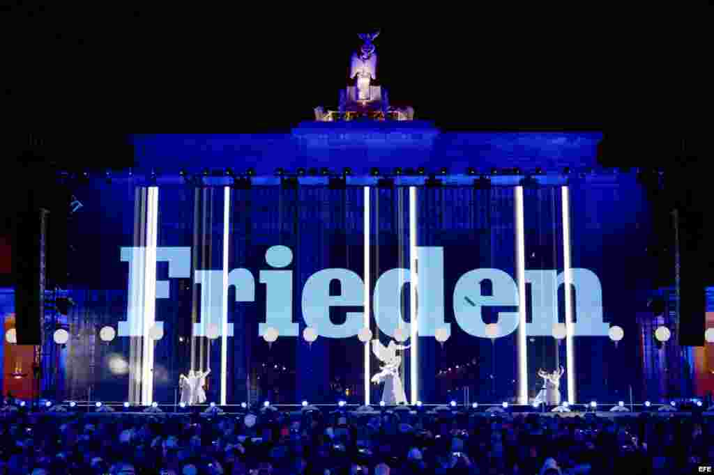 Paseando la delegación frente a un mural con estrofas del himno nacional cubano.
