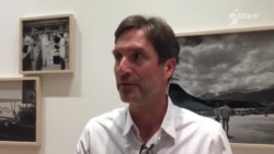 Tony Vázquez-Figueroa habla sobre "Black Surface" (superficie negra). Tony Vázquez-Figueroa habla sobre "Black Surface" (superficie negra).