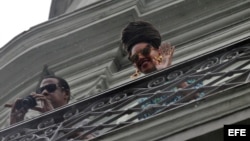 Beyoncé (d) y su esposo, el rapero Jay-Z (i), se asoman al balcón de su habitación en el Hotel Saratoga de La Habana (Cuba).