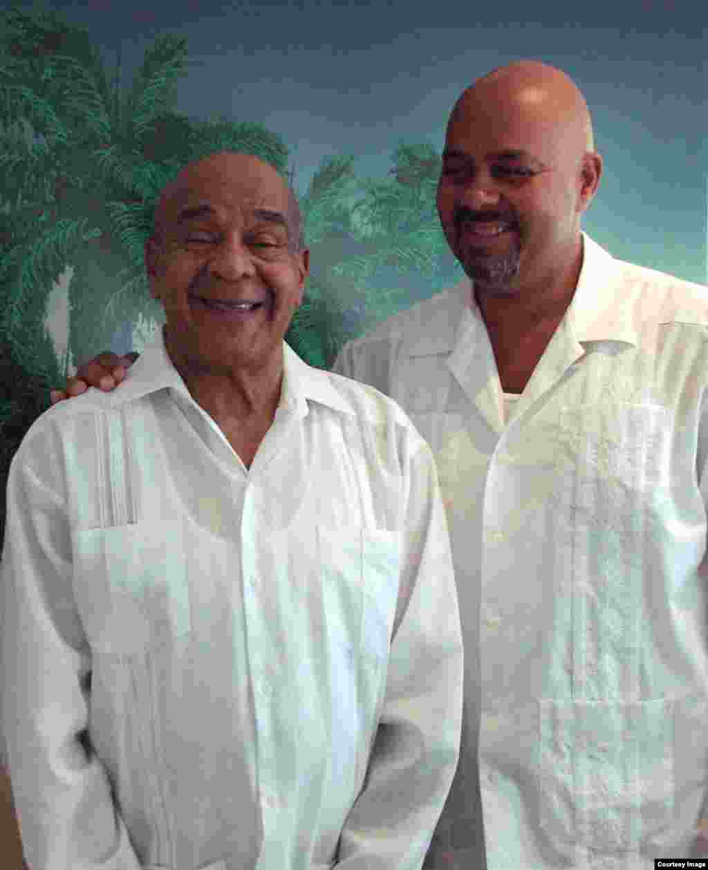 René Villarreal y su hijo Raúl, coautor del libro "Hemingway's Cuban Son", en 2009.