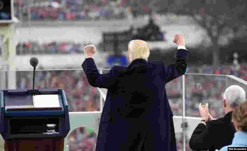 "A partir de este día, una nueva visión gobernará nuestra país. Desde este momento será sólo primero Estados Unidos, primero Estados Unidos. Cada decisión sobre comercio, impuestos, inmigración, política exterior se hará para beneficiar a los trabajadores estadounidenses, a las familias estadounidenses": Donald J. Trump tras prestar juramento el viernes, 20 de enero.  