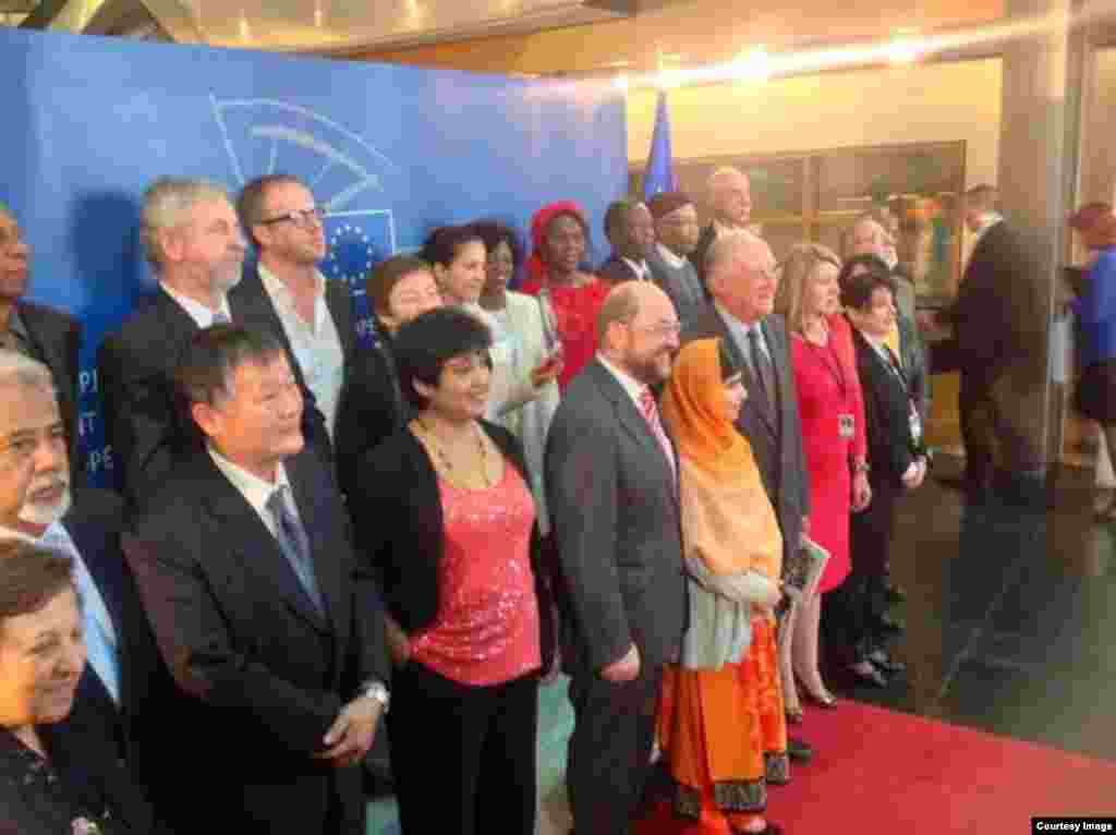 "Al otorgar el premio Sájarov a Malala Yousafzai, el Parlamento Europeo da fe de la fuerza increíble de esta joven. Malala defiende con valentía el derecho de todos los niños a recibir una educación justa. Este derecho se niega a menudo a las niñas", declaró el presidente del Parlamento Europeo, Martin Schulz.