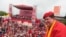 Fotografía cedida hoy, domingo 1 de Julio de 2012, por el Palacio de Miraflores en la que se observa al presidente venezolano, Hugo Chávez, liderando la concentración del inicio de su campaña electoral en la ciudad de Maracay, Estado Aragua (Venezuela). 