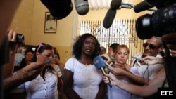 La portavoz de las Damas de Blanco, Berta Soler (2i), la hija de la fallecida opositora Laura Pollán, Laura María Labrada (i), y otras miembros de la organización.