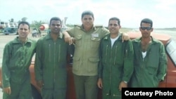 Luis Raúl González-Pardo Rodríguez junto a militares cubanos.