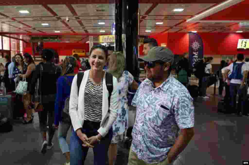 Rosa María Payá (i) espera junto al chileno Francisco Ramírez (d) de la Red, la llegada de los expresidentes Jorge Quiroga, de Bolivia, y Andrés Pastrana, de Colombia