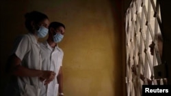 Féretro con el cadáver del Padre Carrillo llega a la Iglesia del Doral.