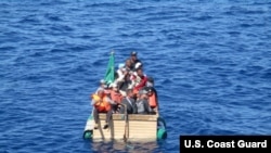 Balseros cubanos interceptados por la Guardia Costera de Estado Unidos.