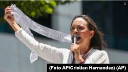 La líder opositora María Corina Machado muestra actas de recuento de votos durante protesta contra reelección de Nicolás Maduro, en Caracas, Venezuela. miércoles 28 de agosto de 2024.