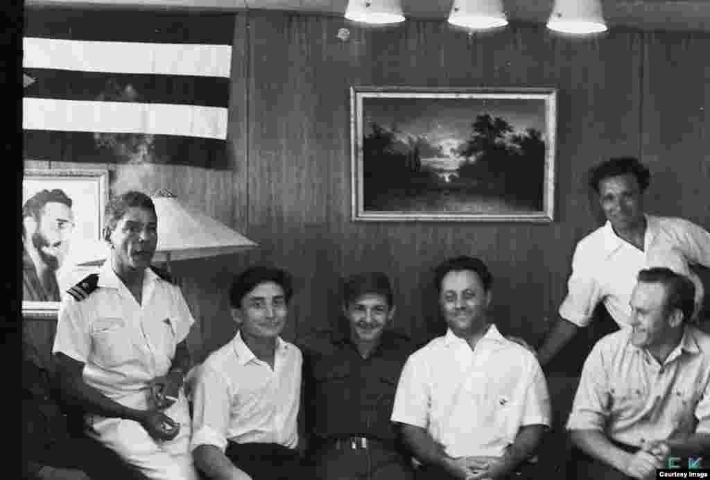 Castro comparte con los marinos del Lgove.