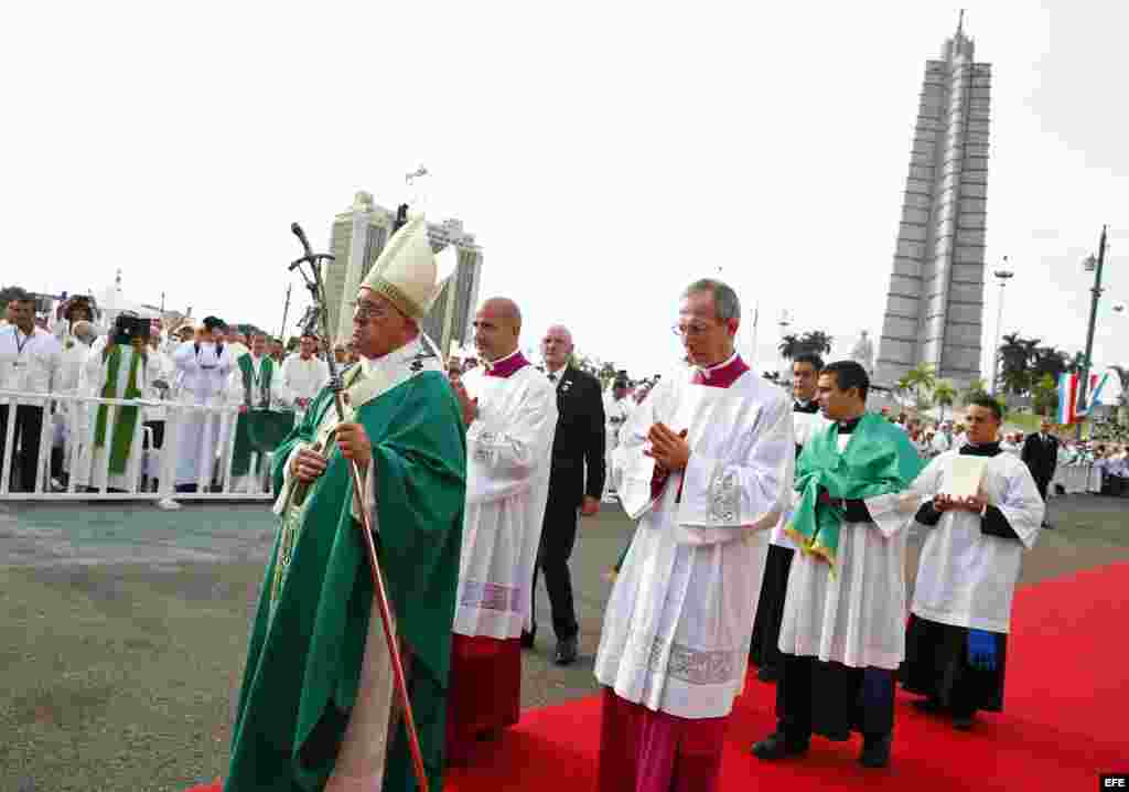 El papa Francisco llega para oficiar la misa en la Plaza de la Revolución de La Habana (Cuba), hoy, domingo 20 de septiembre de 2015, ante miles de cubanos y fieles.