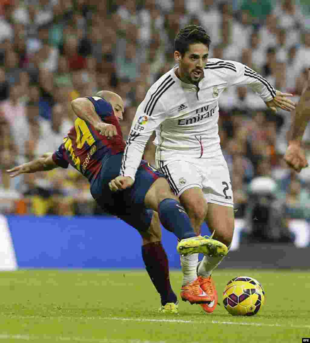 El centrocampista del Real Madrid Francisco Román Alarcón "Isco" (d) y el centrocampista argentino del FC Barcelona Javier Mascherano durante el partido en el estadio Santiago Bernabéu.