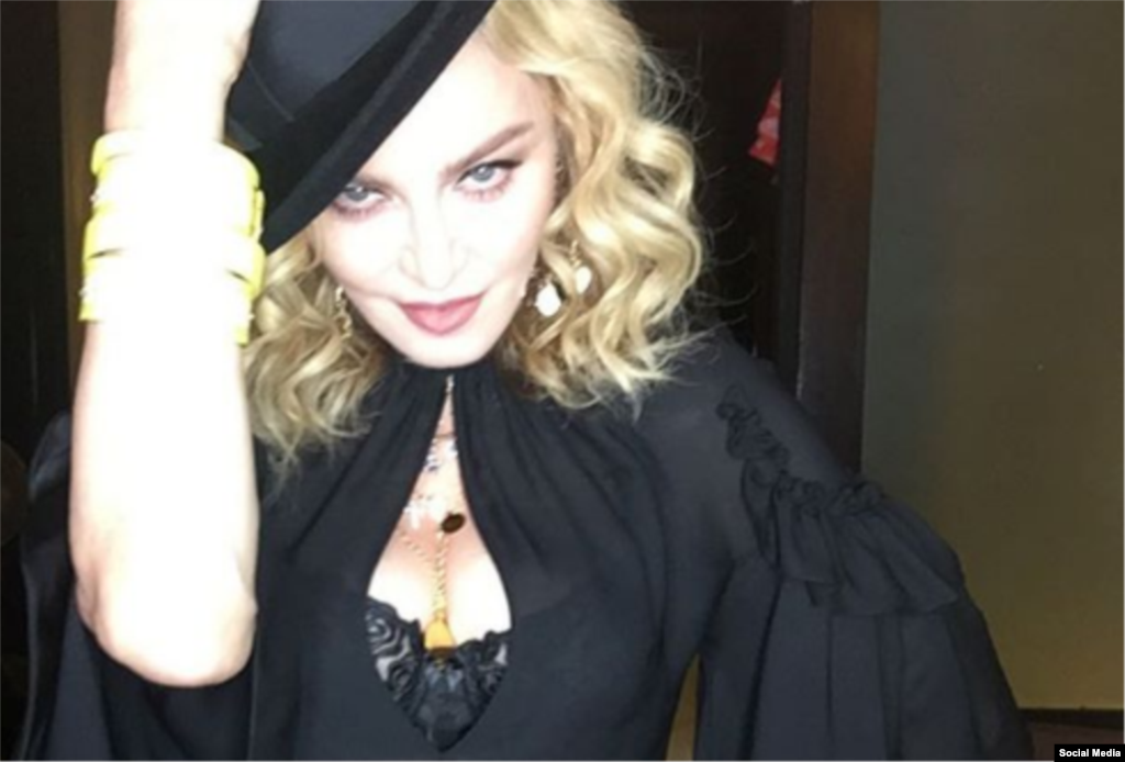 Madonna posteó esta foto en Instagram con el siguiente texto: " Libre 🇨🇺❣🍾"