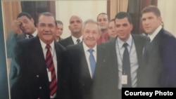Jorge Javier Rodríguez Cabrera junto a Raúl Castro y su nieto Raúl Guillermo Rodríguez Castro, apodado “El Cangrejo” en Estados Unidos.