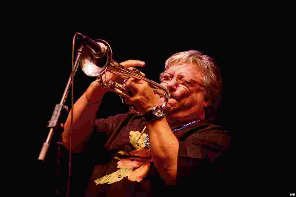 Arturo Sandoval con "Un Siglo De Pasión" en la categoría Mejor Álbum Tropical Tradicional.