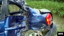 Imagen tomada de un video suministrado por el Gobierno cubano en la que aparece el vehículo donde viajaba Oswaldo Payá, conducido por el español Ángel Carromero.