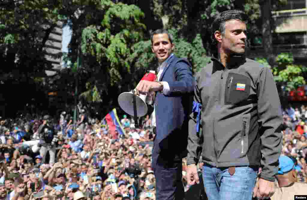 El presidente interino de Venezuela, Juan Guaidó, junto al líder opositor Leopoldo López, al frente de las manifestaciones en Caracas.