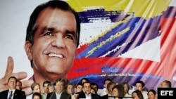 El candidato a la presidencia de Colombia por el partido Centro Democrático Oscar Iván Zuluaga (c) pronunció un discurso ante sus seguidores el domingo 25 de mayo de 2014.