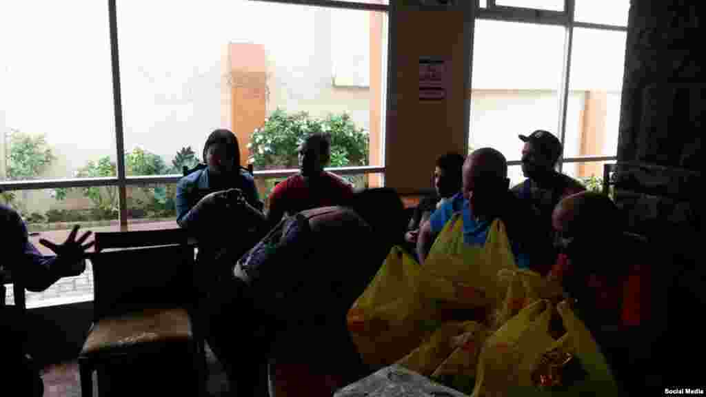 Miembros de la Alianza visitaron a los cubanos detenidos en el Hotel Carrión para conocer de su situación. 