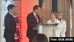 Secretario de Estado Marco Rubio, ministro de Exteriores polaco Radosław Sikorsk, Irma Santos de Mas Canosa durante ceremonia para entrega de Premio Solidaridad Lech Wałęsa 2025 a opositora cubana Berta Soler, líder de las Damas de Blanco.