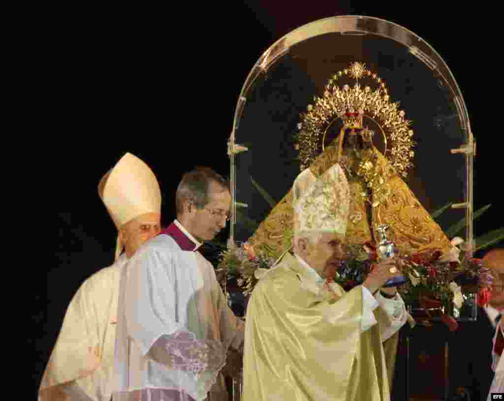 El papa Benedicto XVI deja una rosa de oro en honor a la Virgen de la Caridad, el lunes 26 de marzo de 2012, durante la misa en la plaza "Antonio Maceo" de Santiago de Cuba.
