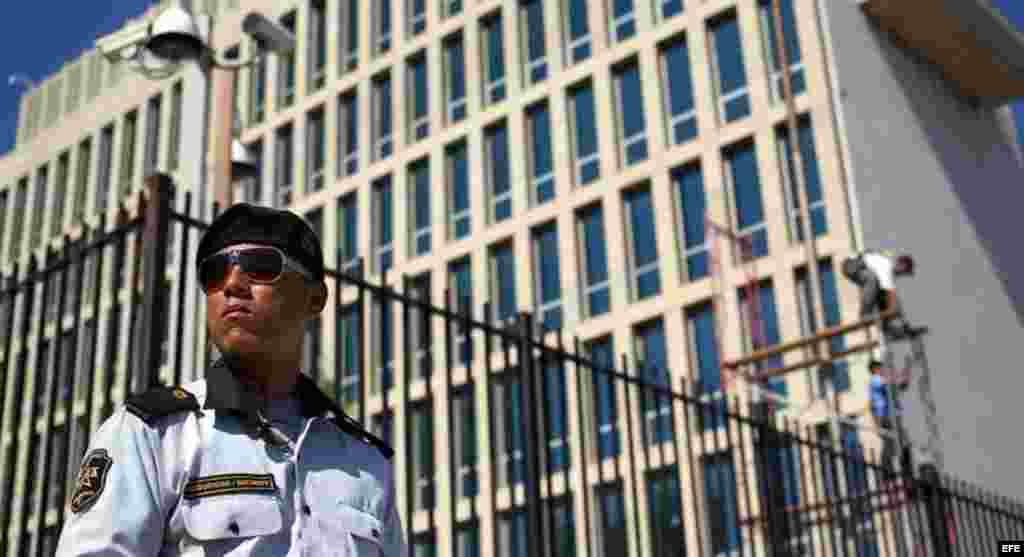 El presidente de Asociacion de Comites Olimpicos Nacionales (ACNO), Ahmad Al-Fahad Al-Sabah, estrecha la mano del exgobernante cubano Fidel Castro. En la imágenes también aparecen la esposa del exmandatario, Delia Soto Del Valle y su hijo Antonio Castro, vicepresidente de la Federación Cubana de  Béisbol.