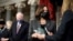 La vicepresidenta Kamala Harris junto a senadores en el Capitolio. Greg Nash/Pool via REUTERS