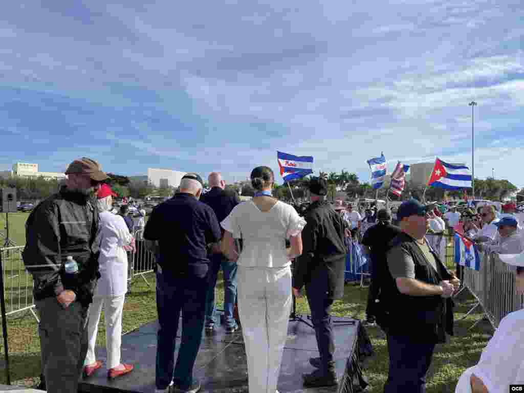 La Asamblea de la Resistencia Cubana encabeza una caravana de carros, desde el Cuban Memorial en el Tamiami Park, en Miami, para solidarizarse con las marchas cívicas en Cuba.