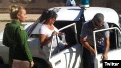 La policía política detiene a la Dama de Blanco Tania Echevarría, el pasado 15 de octubre, en Matanzas.