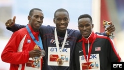 Los medallista del salto, Pedro Pablo Pichardo (i), el estadounidense Will Claye (d) y el francés Teddy Tamgho al centro.