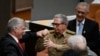 El gobernante Miguel Díaz-Canel es saludado por el general Raúl Castro, durante una sesión de la Asamblea Nacional en La Habana, el 21 de diciembre del 2019. (Ramón Espinos / AP Photo).