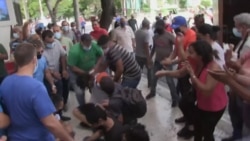 Simpatizantes del gobierno Cubano rodean a los manifestantes pacíficos en La Habana Simpatizantes del gobierno Cubano rodean a los manifestantes pacíficos en La Habana