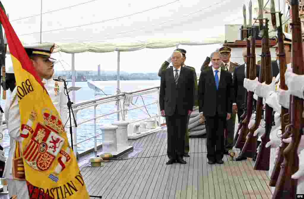 -El ministro de Asuntos Exteriores en funciones de España, José Manuel García-Margallo (c), participa junto al embajador español en Cuba, Juan Francisco Montalbán (d), de un juramento de bandera de personal civil español, en el buque escuela de la Armada