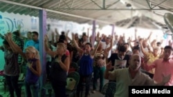 Un cartel de "Cerrado por coronavirus COVID-19" cuelga de la puerta de un negocio en La Habana. (AP/Ismael Francisco)