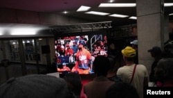 Cubanos siguen la semifinal entre EEUU y el equipo nacional de la isla, en La Habana, este 19 d emarzo. (REUTERS/Alexandre Meneghini)