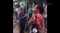 Cubanos en cola para comprar pollo en Banes Cubanos en cola para comprar pollo en Banes