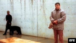 El narcotraficante Joaquín Guzmán Loera (DER), alias "El Chapo", durante su presentacion en el penal de alta seguridad de La Palma, del estado de México. Meses después de tomada esta foto, Guzmán se fugó del penal de Puente Grande, en el estado mexicano de Jalisco.