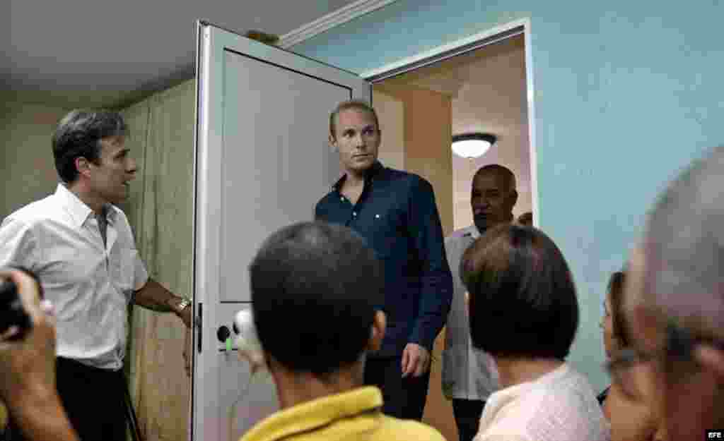 El sueco Jens Aron Modig (c), retenido en Cuba tras el accidente en el que murió Oswaldo Payá, se dispone a ofrecer una rueda de prensa hoy, lunes 30 de julio de 2012, en La Habana (Cuba).