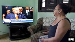 Una mujer observa el discurso del presidente de Estados Unidos, Donald Trump, en su vivienda hoy, viernes 16 de junio de 2017, en La Habana (Cuba)