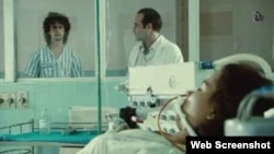 Enel filme "Boleto al Paraíso" jóvenes cubanos tratan de contraer el VIH para escapar de la represión y las penurias.