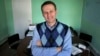 Alexei Navalny posa en su oficina en Moscú, Rusia, en una imagen de archivo de marzo de 2010. (AP/Alexander Zemlianichenko)