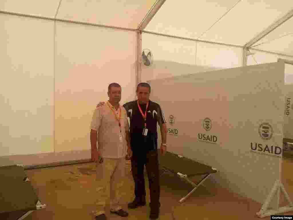 Médicos cubanos en el hospital de campaña en Monrovia.